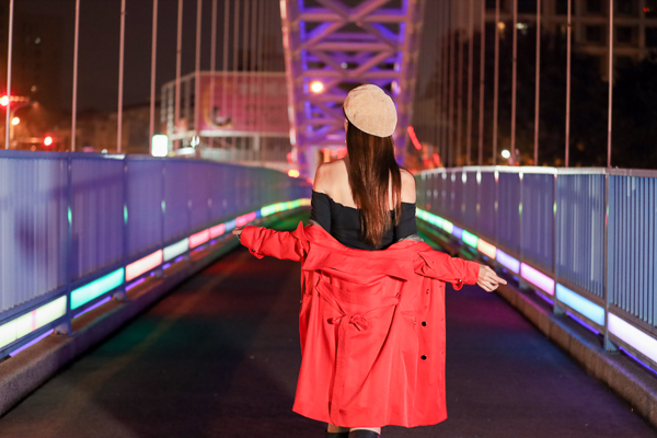 台中北屯海天橋自行車道景觀橋，夜晚有紫色燈光美麗浪漫的夜景