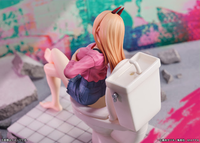 Figura de Power tocándose las tetas en Chainsaw Man