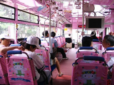 El autobús de Hello Kitty por dentro