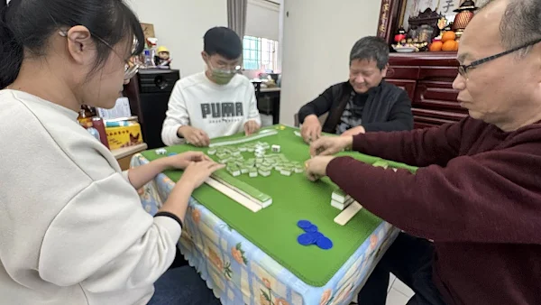▲春節期間，麻將是許多家庭團聚時的重要娛樂，然而坊間流傳著各種禁忌，影響著人們的打牌行為，無論信與不信，最重要的是享受遊戲、維持禮儀，讓春節麻將成為真正的歡樂時光。（記者林明佑翻攝）