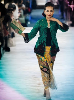 Model Kebaya Anne Avantie Tahun 2017 Trend Terbaru Kombinasi Batik 
