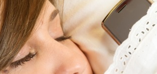 Ternyata Sangat Berbahaya Jika Menggunakan Ponsel Sebelum Tidur