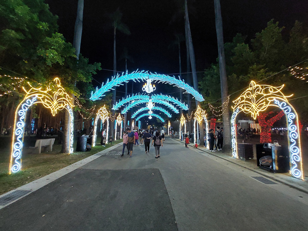 2022屏東聖誕節在屏東公園，12米主燈15座燈飾，週末還會下雪