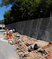  Funcionários da Prefeitura trabalham no reparo de galeria no Jardim Meudon