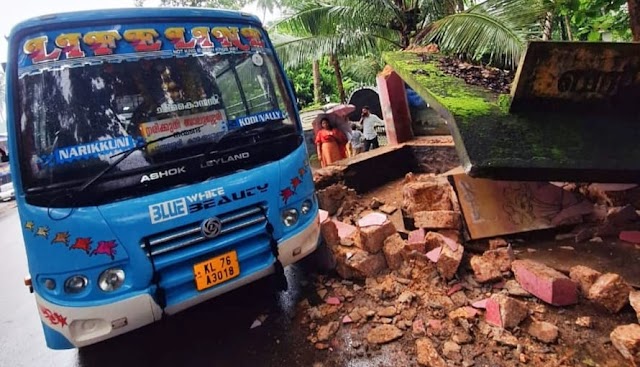 സ്വകാര്യ ബസ് തട്ടി ബസ് കാത്തിരിപ്പു കേന്ദ്രം തകർന്നു