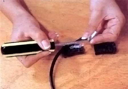 Instalaciones eléctricas residenciales - Conectando cordón a clips de socket de para cafetera