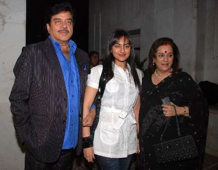 Hot Sonakshi Sinha with her parents