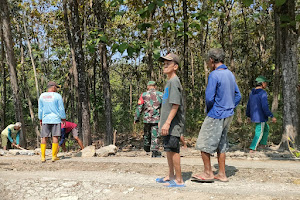 Babinsa Kemusu dan Warga Gotong Royong Perbaiki Jalan Rusak
