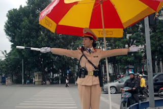 Câu chuyện cảnh sát giao thông béo bụng