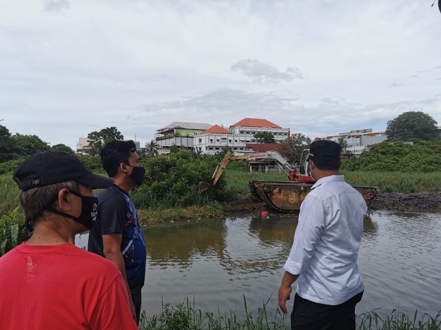 Andi Sudirman Tinjau Pengerukan Sedimen dan Eceng Gondok di Sungai Balangturungan.lelemuku.com.jpg