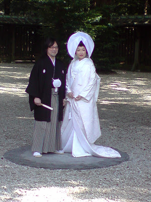 Una pareja se fotografía en el día de su boda.