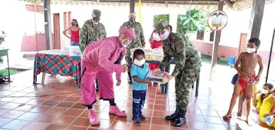 hoyennoticia.com, Cabo Wayuu del Ejército entregó kit escolares en el  Centro Etnoeducativo Ballena