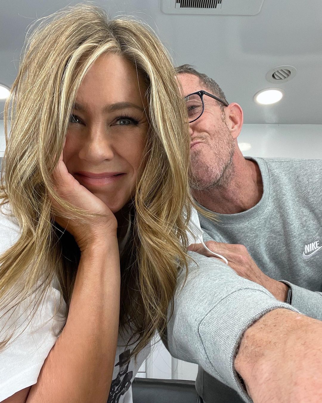 Jennifer Aniston is behind the scenes of filming her series The Morning Show with her hairdresser. Photos