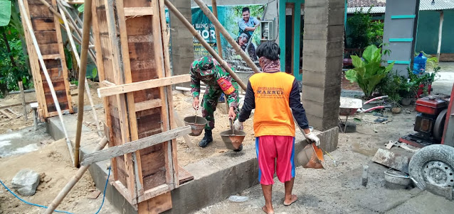 Bersama Warga, Babinsa Melaksanakan Karya Bhakti Membuat Tandon Air