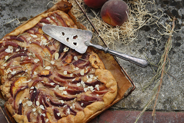 Cuillère et saladier : Tarte pêche-romarin-fleur d'oranger