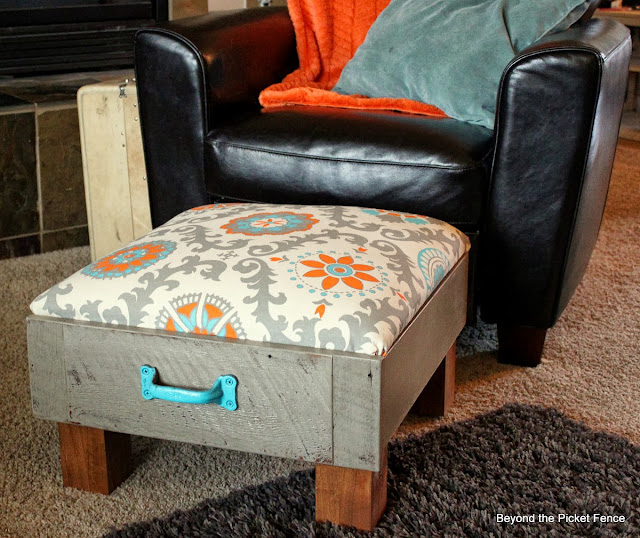 Drawer ottoman http://bec4-beyondthepicketfence.blogspot.com/2013/10/rest-your-feet.html