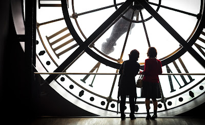 Niños frente a un reloj análogo