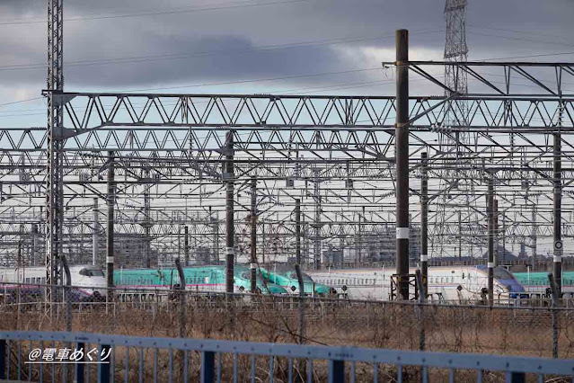 新幹線車両基地に並ぶ新幹線車両