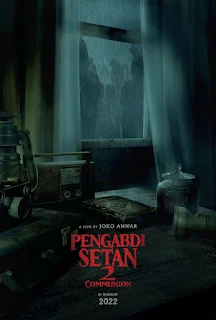 Poster film Pengabdi Setan 2: Communion (2022) menampilkan suasana kamar gelap dengan jendela terbuka yang memperlihatkan siluet manusia berdiri di tengah hujan, menciptakan suasana horor dan misterius.