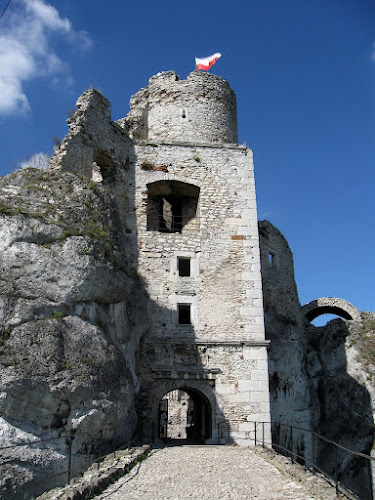 zamek ogrodzieniec - wieża bramna