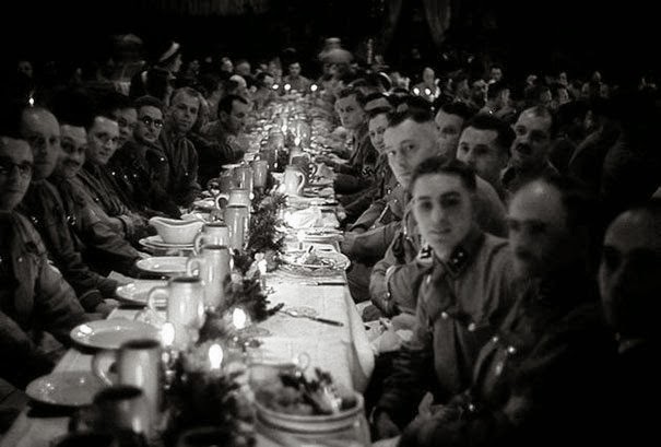 Офицеры Гитлера и курсанты, празднующие Рождество, 1941г.