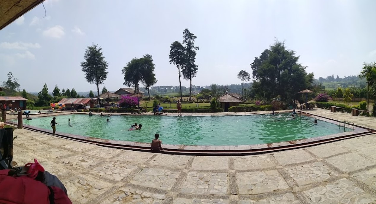 kolam renang air panas tirta camelia kabupaten bandung jawa barat