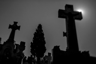 Cimitero, posto magico. La terra di cimitero è un potente catalizzatore magico