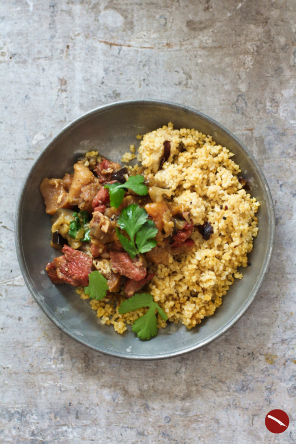 Butterzart geschmortes Lamm aus der Cazuela (portugiesische Tajine) mit Quitte, Safran-Aprikosen und Aubergine #cazuela #tajine #marrokanische #vegetarisch #mit_lamm #rezepte #huhn #schmoren #backofen #osterrezepte #safran #loomi #schwarze_limette #arabisch #rindfleisch #lammfleisch #auberginen #schmoren #römertopf