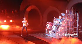 G-dragon and T.O.P. Knockout big bang k pop galaxy tour at prudential center g dragon kwon ji-yong and t.o.p. Choi Seung-hyun