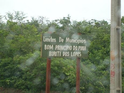 Placa informando o limite de Bom Princípio com Buriti dos Lopes