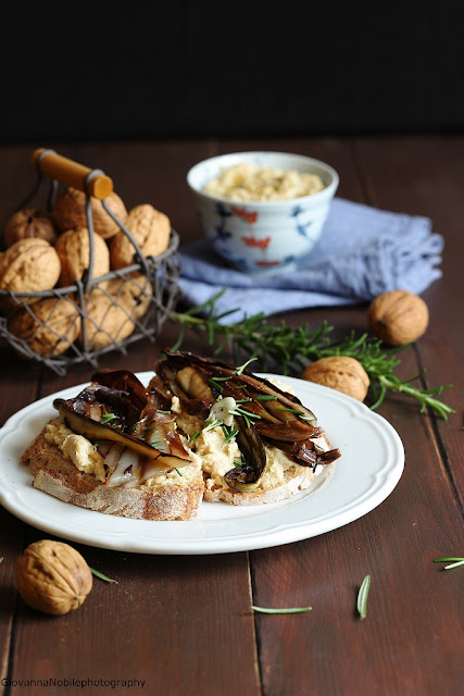 Crostoni con hummus di ceci e radicchio