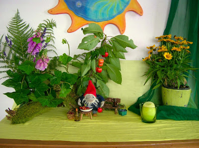 Jahreszeitentisch im Juli, Waldorfkindergarten, Hottinger Zwerg, Glühwürmchen, Mittsommer, Puppenspiel im Waldorfkindergarten