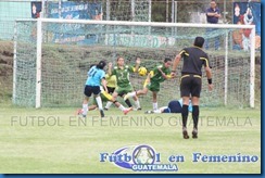 balon enmedio de dos defensoras