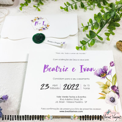 convite de casamento rústico artesanal floral flores roxo roxa púrpura violeta orquídea boho chic com envelope vergê lacre de cera campo praia ar livre