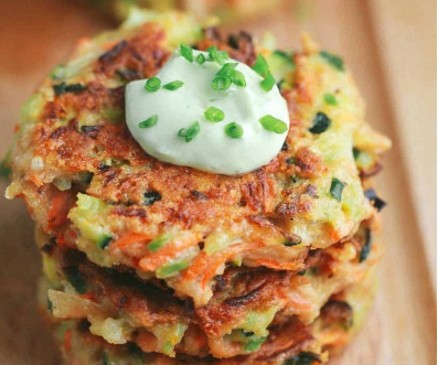 Crispy Vegetable Fritters with Avocado Yogurt Sauce #vegetarian #delicious 