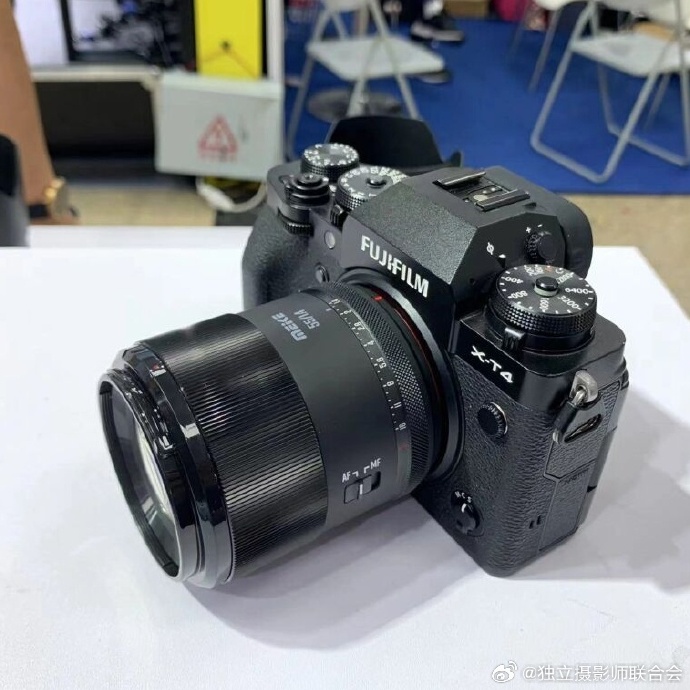 Камера Fujifilm с объективом Meike 55mm f/1.4 AF