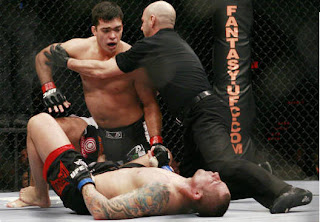 Lyoto Machida nocauteando Thiago Silva