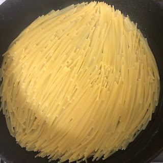 フライパンに茹で上がったパスタがある写真