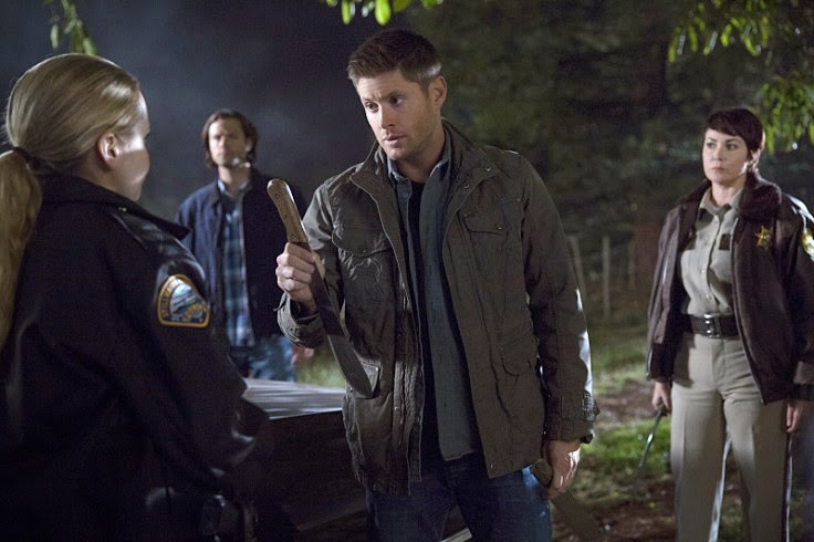 Supernatural S10E08.Dean explica a Donna cómo matar vampiros.