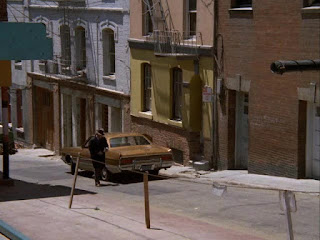 Karl Malden aparca más abajo de la dirección a la que va (103 Andrews, San Francisco) y le toca subir la cuesta - La condecoración por treinta años de servicio - Las calles de San Francisco