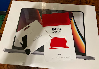 MacBook Pro (2021) konečně doma a jde se vybalovat.