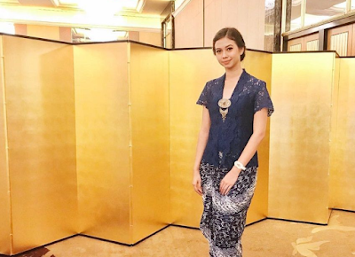 Yuki Kato mengenakan kebaya modern