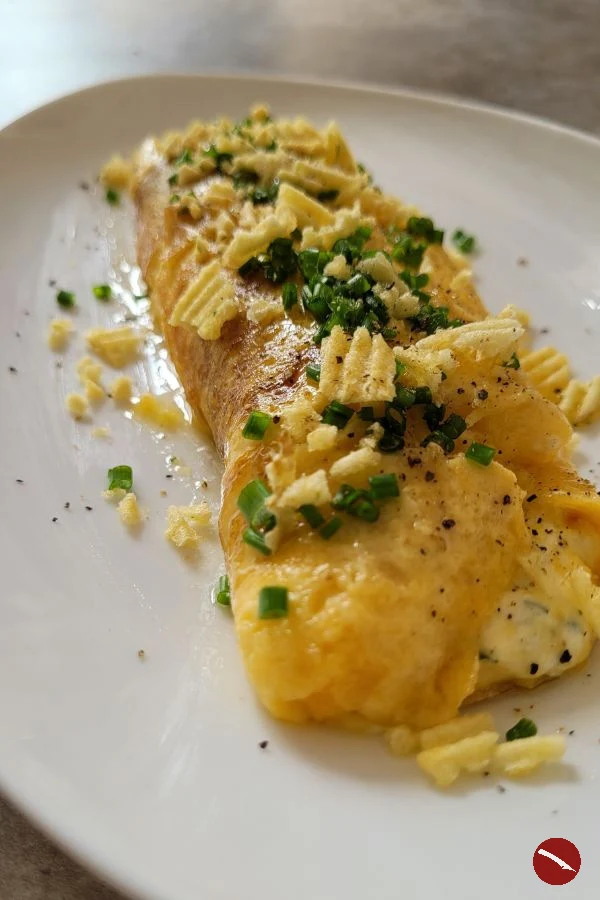 Syndey makes an Omelet – Originalrezept für das berühmte Omelett mit Boursin, Schnittlauch und Kartoffel-Zwiebel-Chips von Sydney Adamu aus der neunten Folge „The Bear“, Staffel 2 #frühstücksidee #sonntagsfrühstück #eierspeisen #rühreier #omelette #eieromelette #omelette_mit_käse #boursin #französisch #thebear_fx_series #sydney_adamu #rezepte #brunch_ideen #breakfastbowl #frischkäse #kräuter #schnittlauch #rühreier_mit_käse #arthurstochtekocht #foodblog
