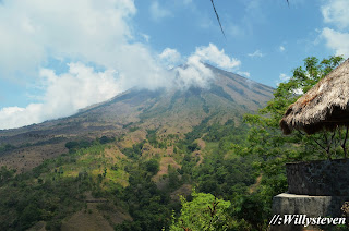  Gunung Inerie ialah salah satu objek wisata yang dimiliki oleh Pulau Flores Gunung Inerie, Piramid Alam dari Flores