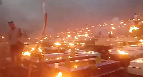 Viral, Tradisi Warga Mamuju Pasang Lilin di Kuburan Jelang Lebaran
