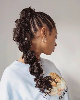 O efeito do penteado é conquistado apenas com elastiquinhos que você vai colocar pelo cabelo depois de fazer um rabo de cavalo, criando bolhas de cabelos.