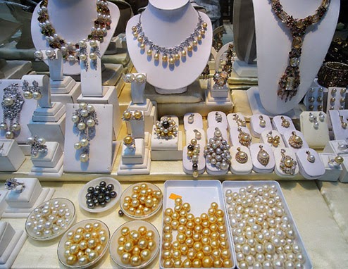 Buying loose pearls and jewelry at Bogyoke Market Yangon