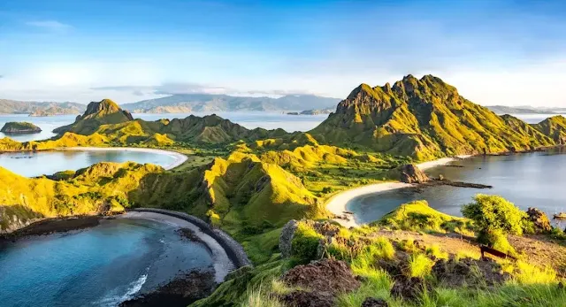 Pulau Padar ini adalah salah satu yang paling populer di Taman Nasional Komodo karena memiliki panorama yang spektakuler.