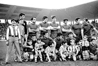 ATLÉTICO DE BILBAO. Temporada 1970-71. Iribar, Saez, Guisasola, Beitia, Arieta II, Zugazaga y Argoitia. Ortuondo, Uriarte, Zubiaga y Rojo II. REAL SPORTING DE GIJÓN 3 🆚 ATLÉTICO DE BILBAO 1 Domingo 11/04/1971. Campeonato de Liga de 1ª División, jornada 29. Gijón, Asturias, estadio del Molinón. GOLES: ⚽1-0: 41’, Quini. ⚽2-0: 53’, Paquito. ⚽3-0: 56’, Quini. ⚽3-1: 89’, Castro, en propia puerta.