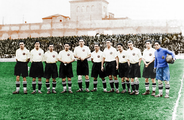 📸REAL MADRID FC 📆20 diciembre 1925 ➡️Félix Pérez, Del Campo, Moraleda, Helguera, Monjardín, Mejías, Escobal, Félix Quesada, Muñagorri, Yllera, Cándido Martínez. REAL MADRID F. C. 5 🆚 RACING CLUB DE MADRID 1 Domingo 20/12/1925. Campeonato Regional Centro, jornada 5. Madrid, Stadium Chamartín. GOLES: ⚽1-0: 2’. Félix Pérez. ⚽1-1: 15’, Caballero. ⚽2-1: 25’, Moraleda. ⚽3-1: Monjardín. ⚽4-1: Félix Pérez. ⚽5-1: Del Campo.